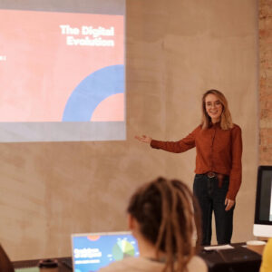 PRESENTACIONES 4.0 CON INTELIGENCIA ARTIFICIAL: APRENDIENDO NUEVAS TECNOLOGÍAS PARA CREACIÓN DE DIAPOSITIVAS PROFESIONALES EN TIEMPO RECORD