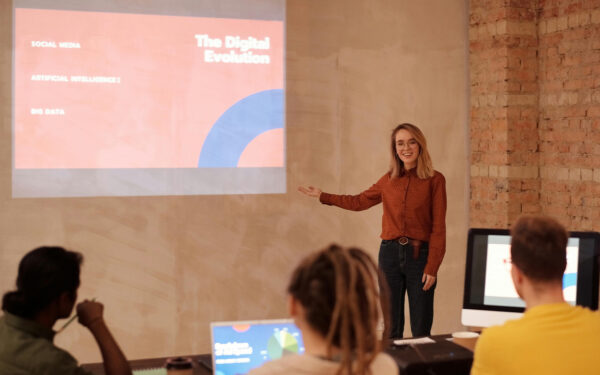 PRESENTACIONES 4.0 CON INTELIGENCIA ARTIFICIAL: APRENDIENDO NUEVAS TECNOLOGÍAS PARA CREACIÓN DE DIAPOSITIVAS PROFESIONALES EN TIEMPO RECORD