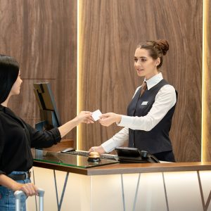 SERVICIO AL CLIENTE APLICANDO INTELIGENCIA EMOCIONAL Y ASERTIVIDAD